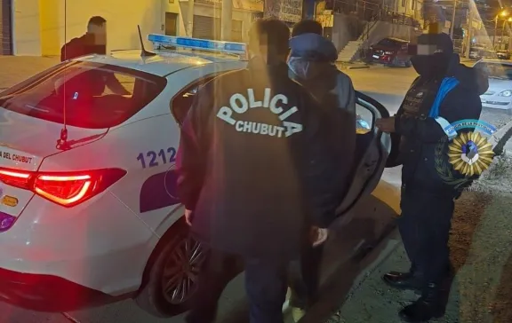 Intentaron robar barras de hierro tras saltar un cerco de tres metros