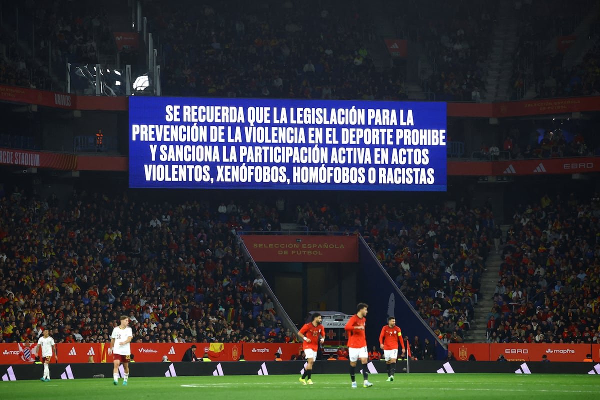 La FIFA abre un expediente a la RFEF por los cánticos racistas en Cornellà | Fútbol | Deportes