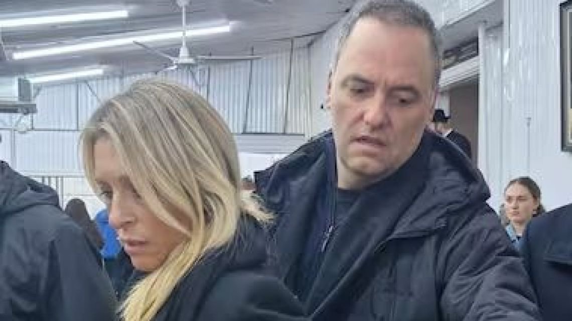 La Justicia confirmó que Manuel Adorni viajó en primera clase a Aruba con su familia y analiza el origen de los fondos