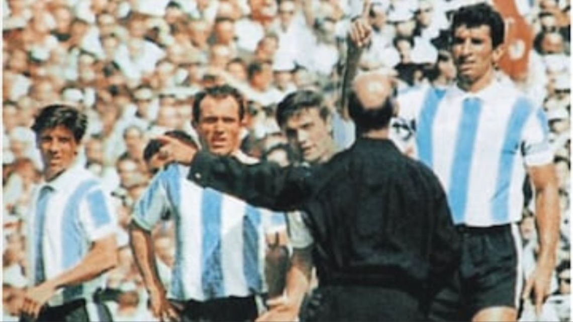 La expulsión de Rattín en 1966: el origen histórico de las tarjetas en el fútbol