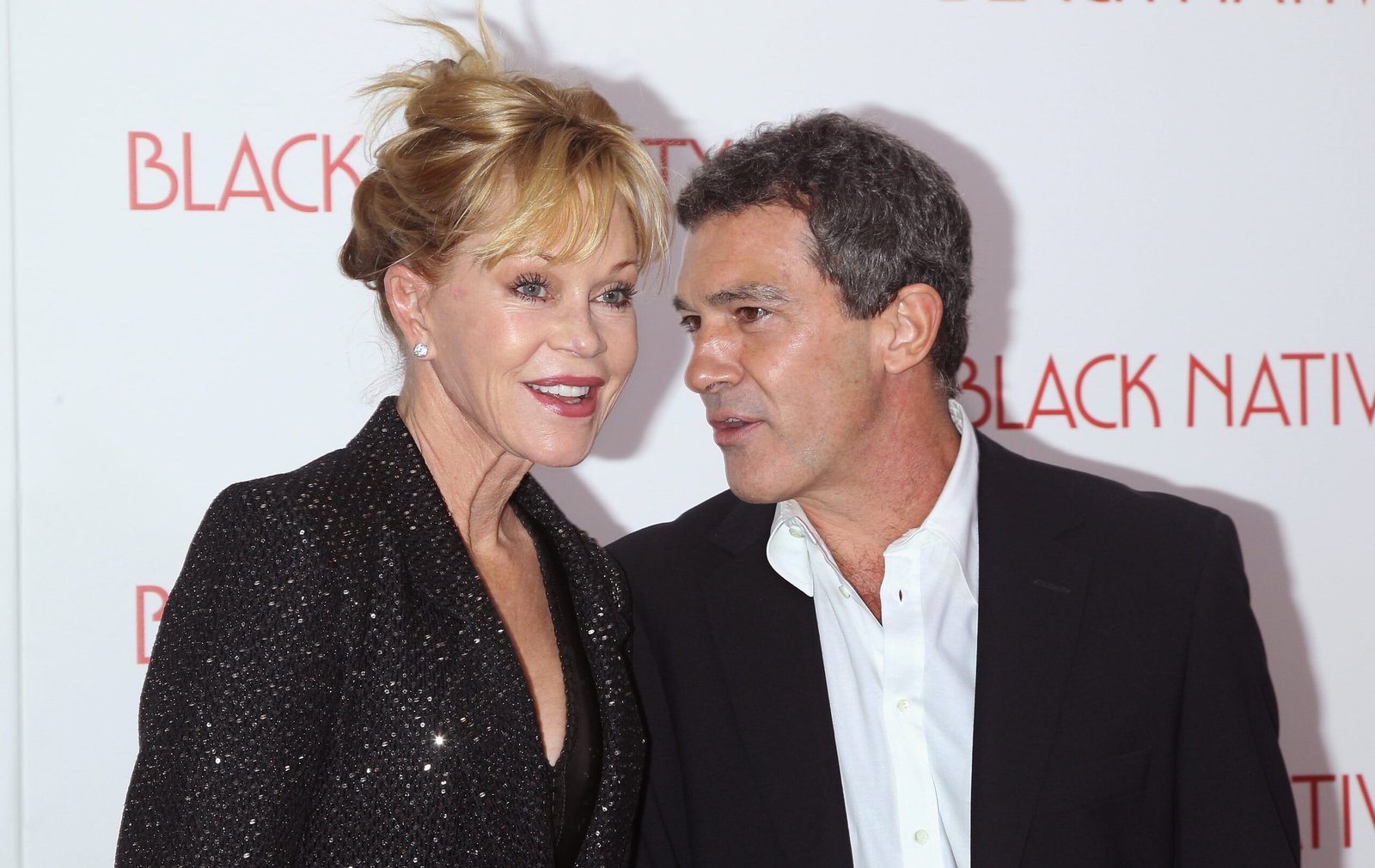 La frase que acompaña a la foto de Antonio Banderas con Melanie Griffith y su hija Stella: “Mi exmujer y amiga de toda la vida”