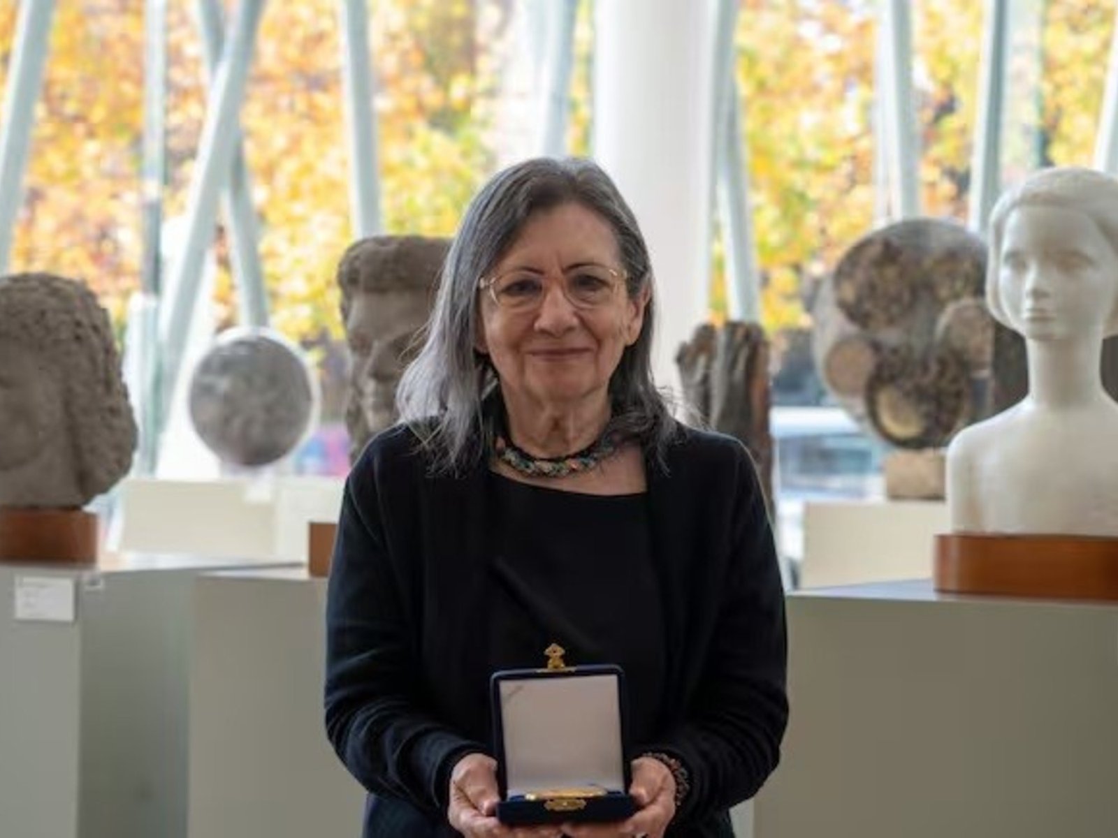 La peruana Carmen Ollé recibió el Premio José Donoso 2025 por su trayectoria literaria