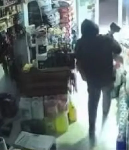 Ladrón encapuchado asaltó forrajería y se llevó la caja registradora