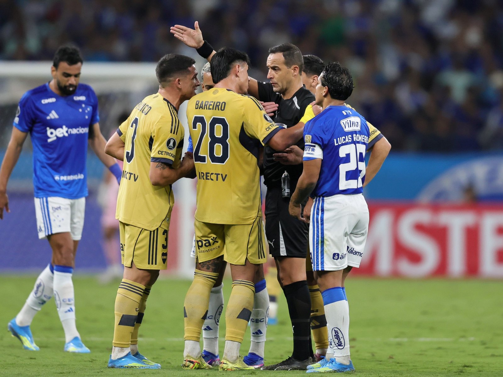 Las disculpas de Bareiro después de su roja que condicionó a Boca en la derrota con Cruzeiro :: Olé