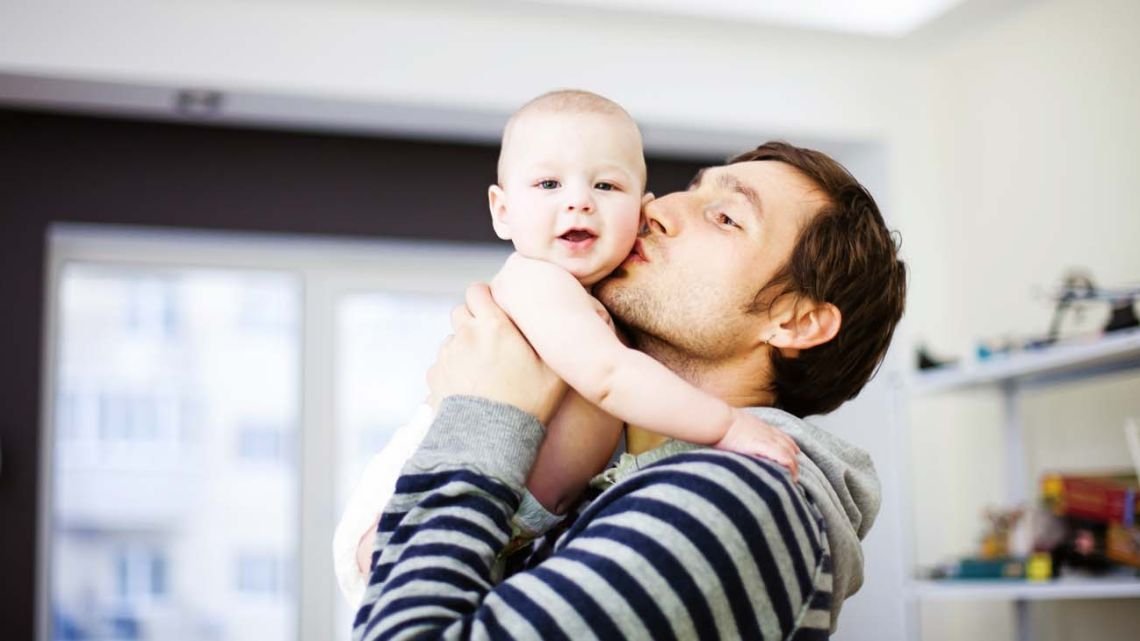 Licencias por paternidad: presentan un proyecto de ley para extenderlas a 30 días e incluir a monotributistas