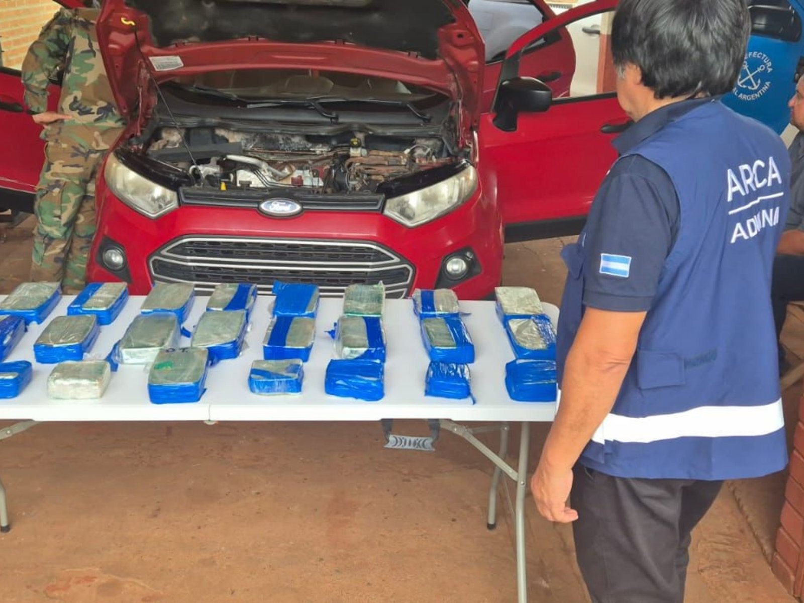 Llevaba más de 24 kilos de cocaína escondidos en el tablero de su auto: quedó detenido