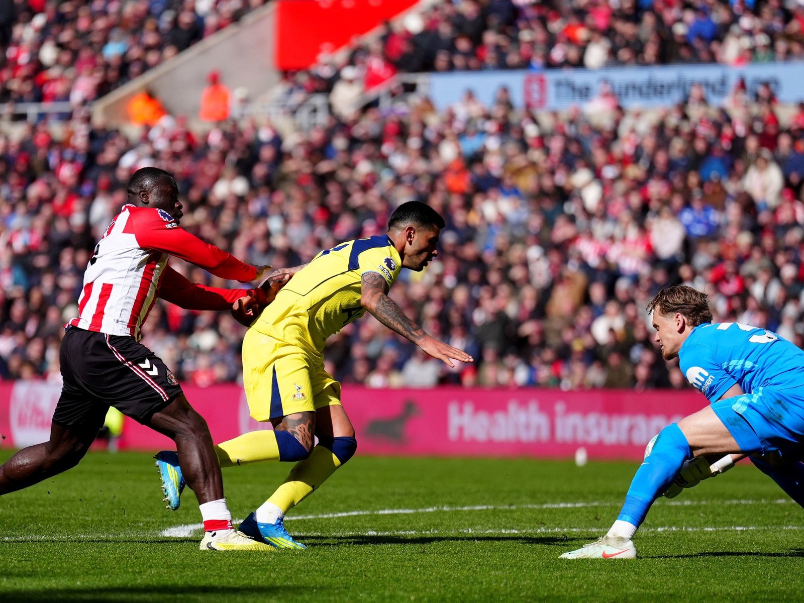 Lluvia de insultos racistas al jugador neerlandés que empujó a Cuti Romero y provocó la lesión que preocupa a la Selección: "Inaceptable"