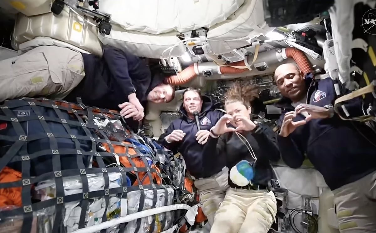 Los astronautas de la Artemis 2 hablan de las primeras 30 horas de misión: “Soy la fontanera espacial, y estoy orgullosa de ello” | Ciencia