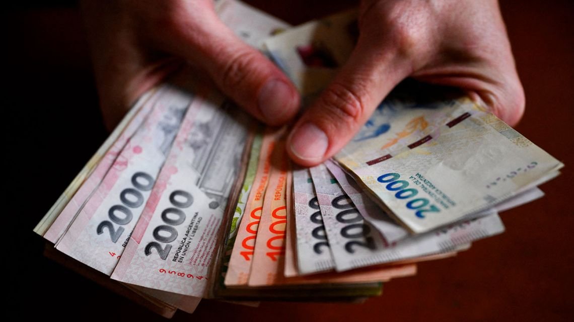 Los salarios volvieron a perder contra la inflación en febrero, según el INDEC