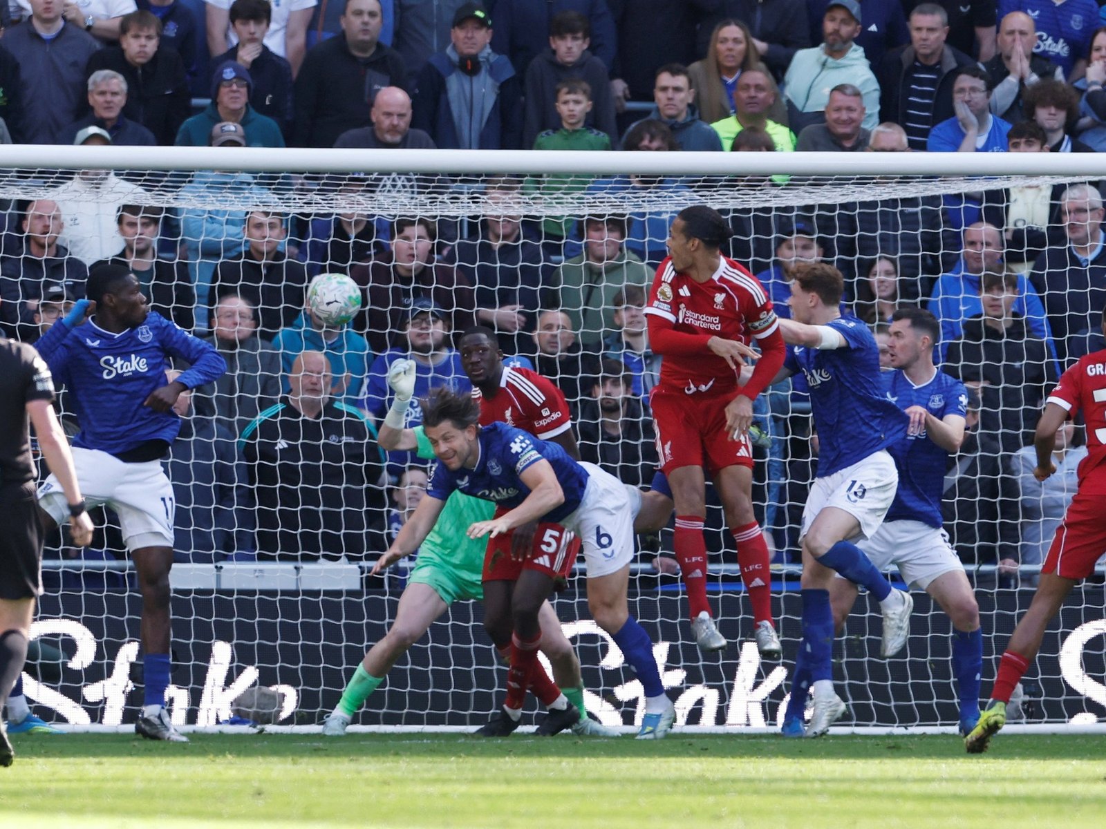 Mac Allister entró, Van Dijk la metió y Liverpool le ganó en la última jugada a Everton en un derbi de Merseyside muy especial