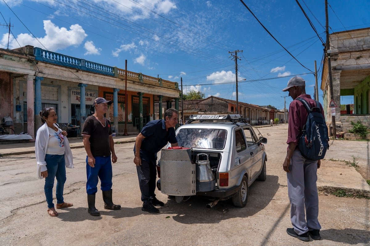Magos contra la escasez en Cuba: coches a carbón y baños con agua de lluvia