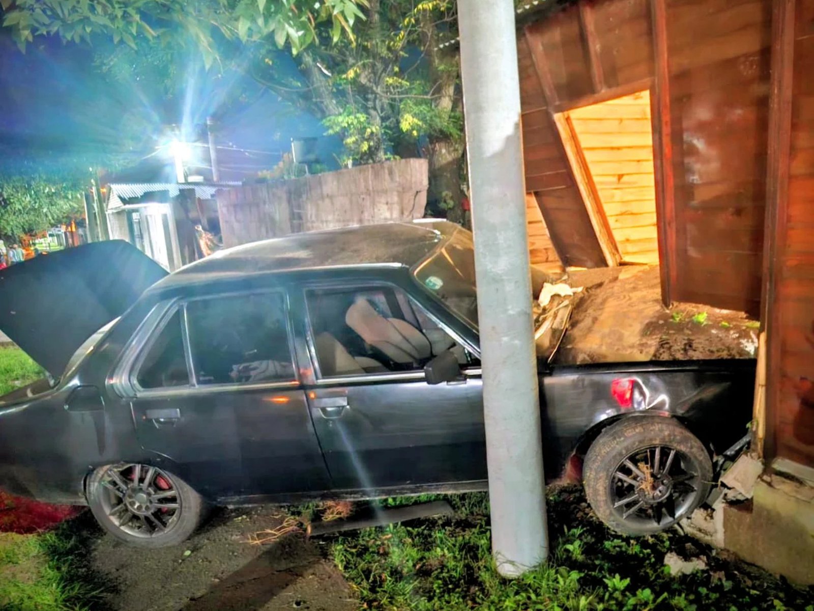 Manejaba borracho, se incrustó contra una casa, atropelló a una chica que dormía e intentó escapar corriendo