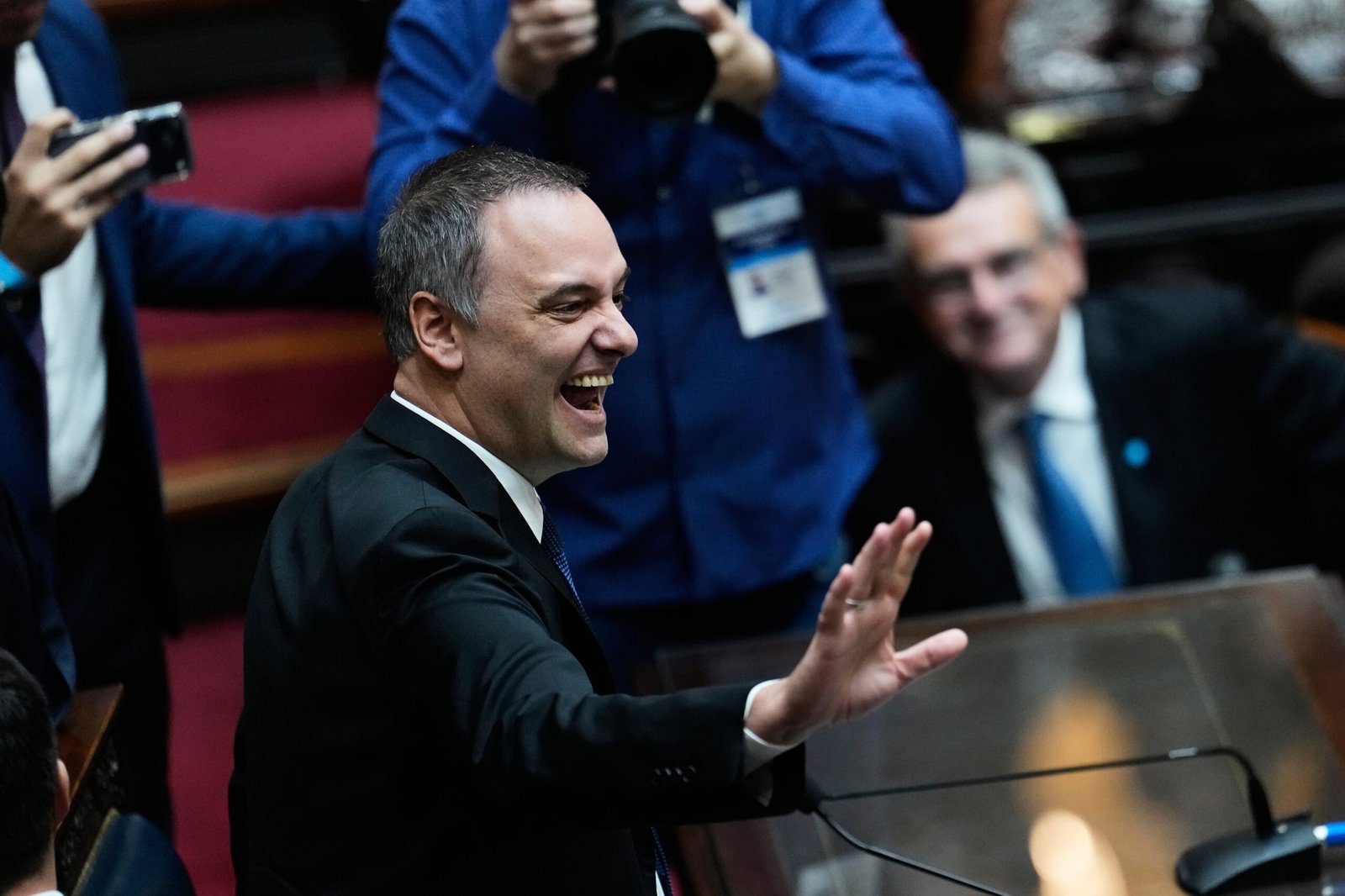 Milei arropa a su jefe de Gabinete, sospechado de corrupción, ante un Congreso encendido