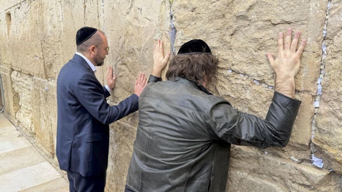 Milei llegó a Israel y su primera actividad fue la visita al Muro de los Lamentos en Jerusalén
