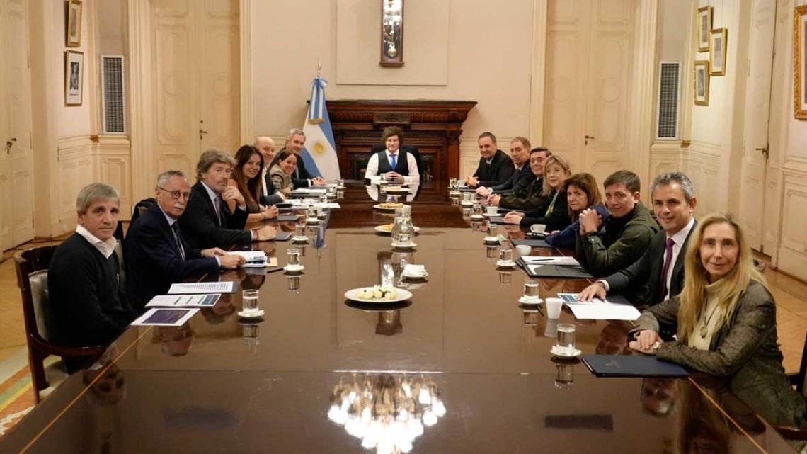 Milei volvió a ratificar a Adorni y busca reforzar su gestión