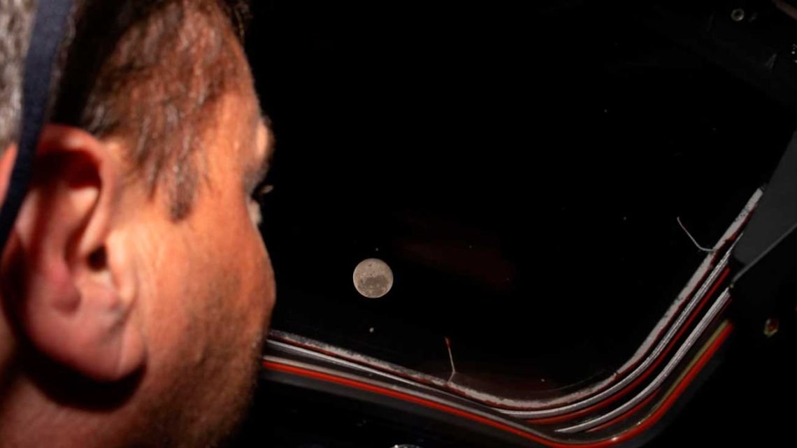 Misión Artemis II de la NASA, EN VIVO: la histórica imagen de la Tierra y la Luna captada por la tripulación desde una misma ventana