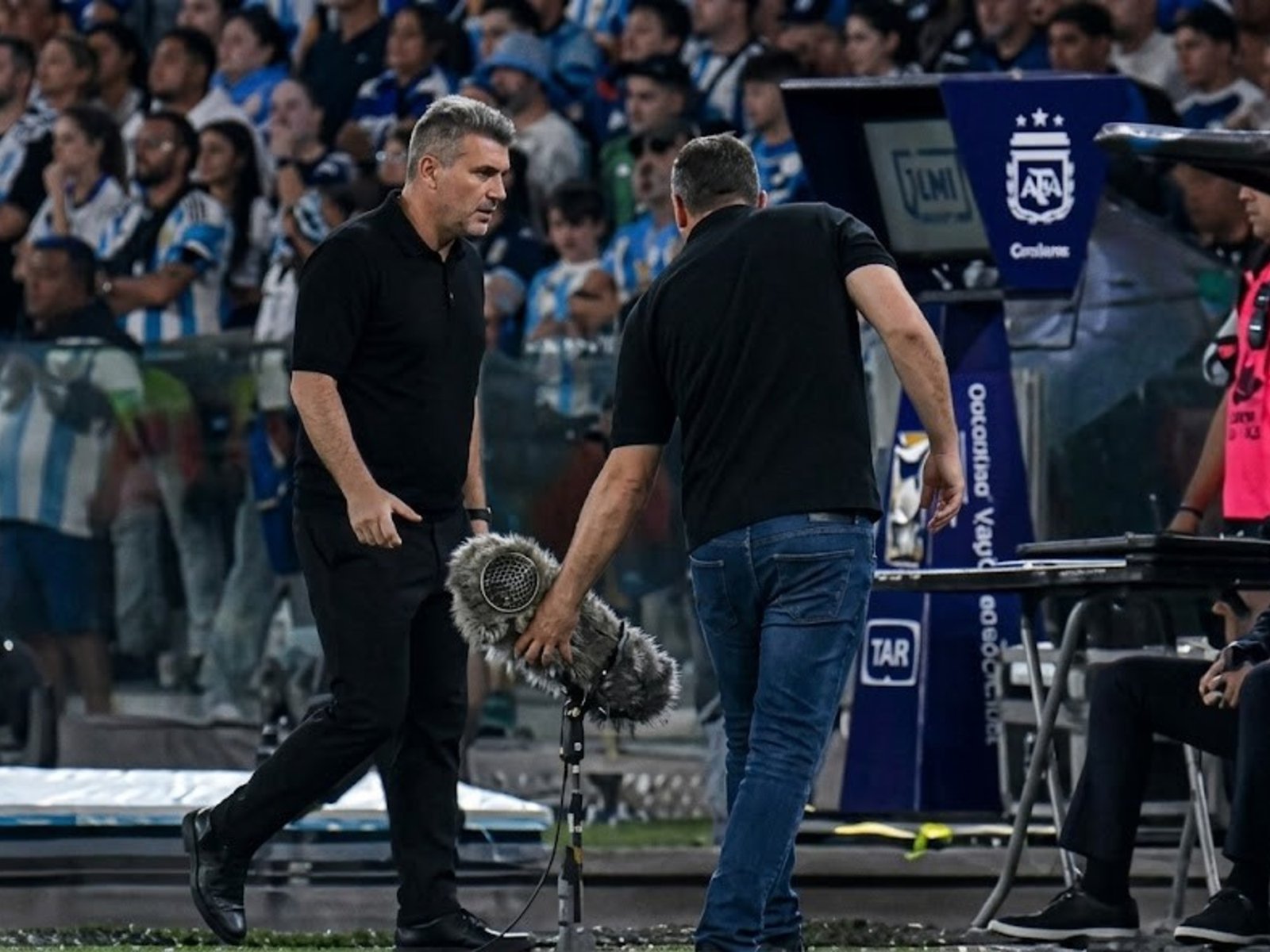 Momento viral: Coudet se calentó por micrófono cerca del banco de River :: Olé