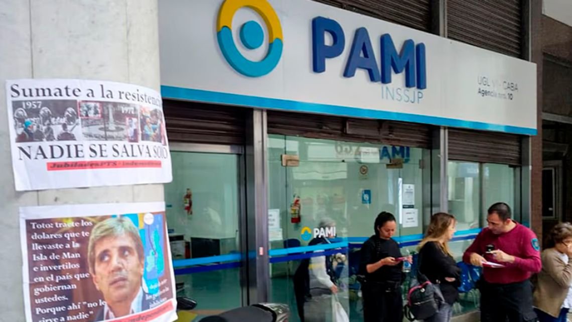 Pago de la deuda con un bono y mayor reducción de aranceles: las estrategias de PAMI con los médicos