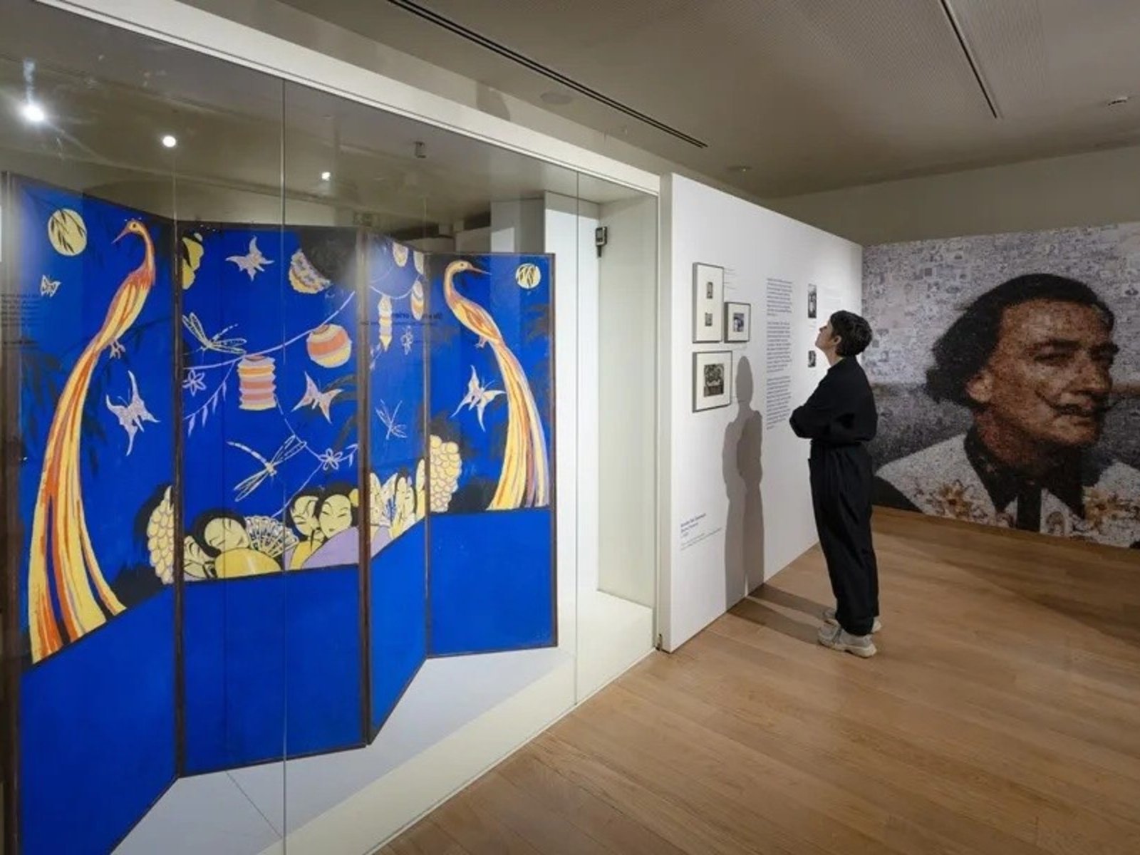 Pájaros exóticos, mariposas y personas, ¿cómo es el biombo que Salvador Dalí pintó a los 19 años?