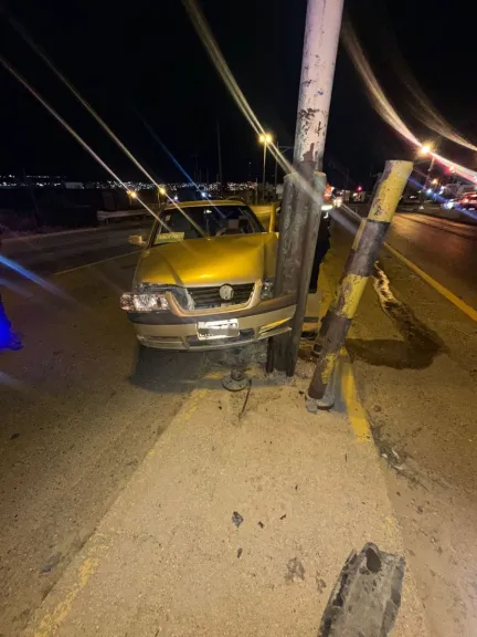 Perdió el control del auto y terminó impactando contra un poste