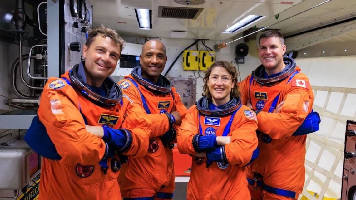 Por qué los astronautas de Artemis II visten de naranja