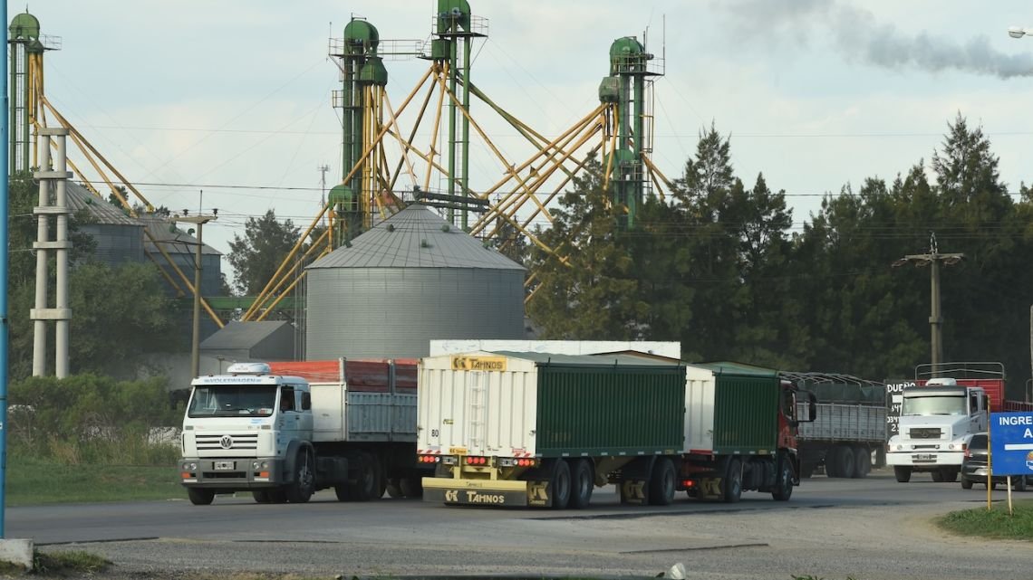 Protesta de transportistas de granos paraliza la entrada a puertos y complica exportaciones