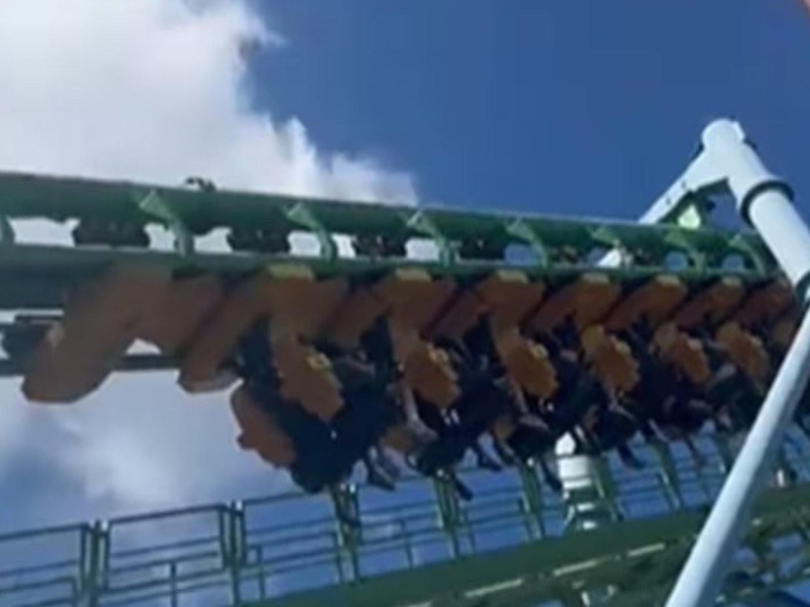 Qué pasó en la montaña rusa del Parque de la Costa que dejó a decenas de personas colgadas durante 20 minutos