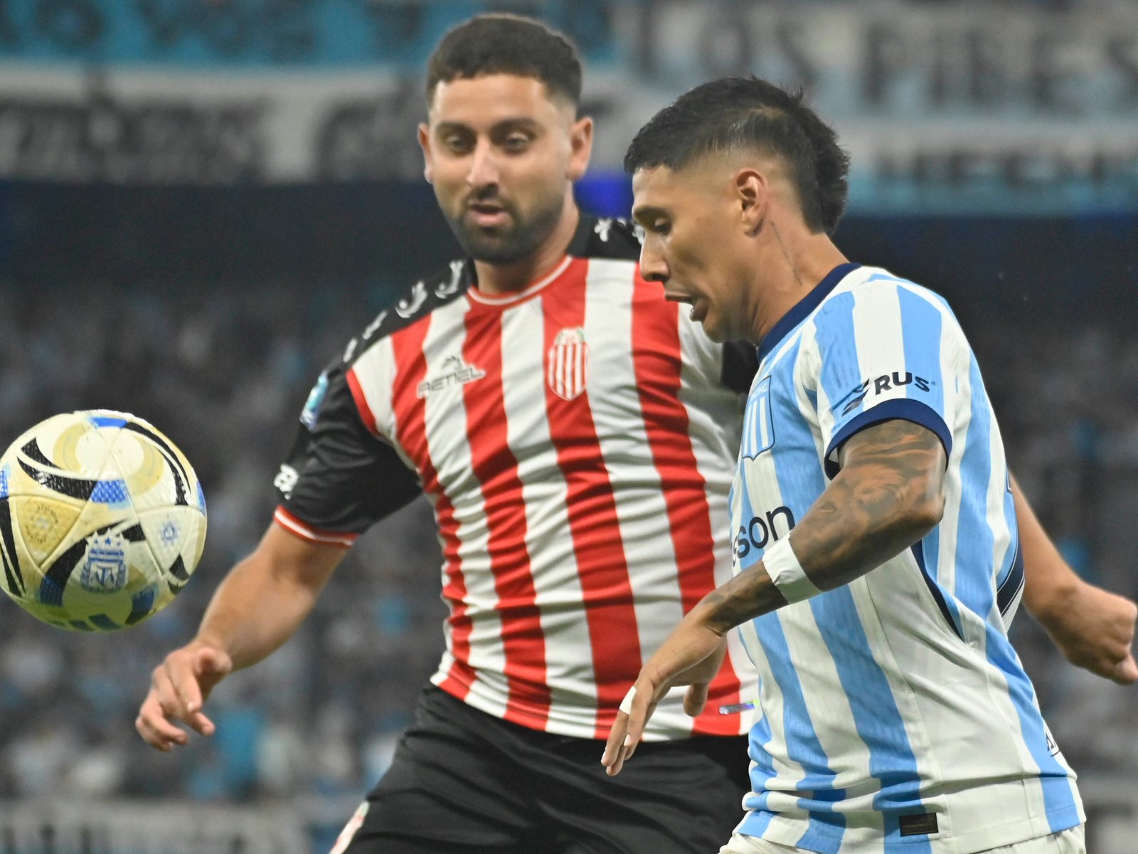 Racing jugó casi todo el partido con diez y no pudo aguantar a Barracas Central, que se llevó un empate