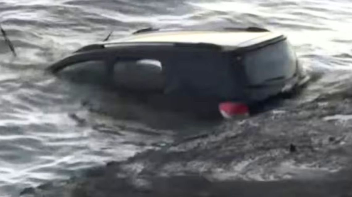 Rescataron a una mujer y una niña de 11 años que cayeron al Río de la Plata en su camioneta