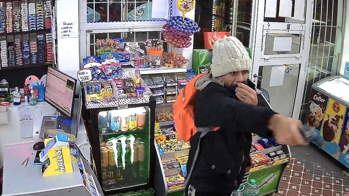 Robo a mano armada en un kiosco: el llanto de una nena y una fuga por los techos terminaron con un detenido