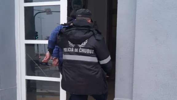 Robó un candado, huyó y lo atraparon dentro de una rotisería