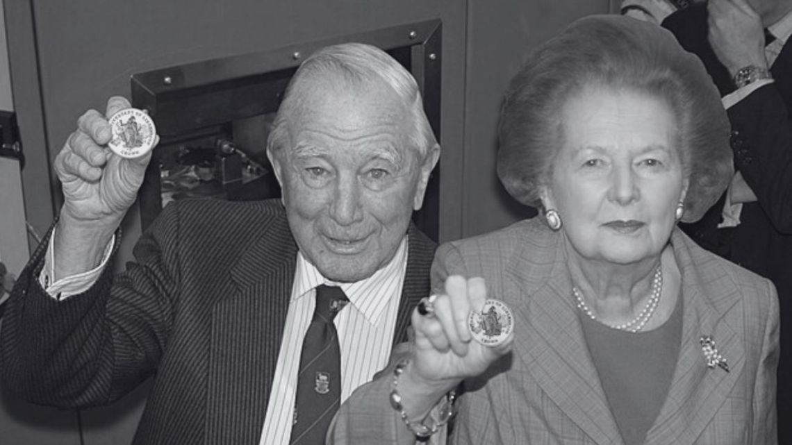 Sir Rex Hunt, el gobernador de Malvinas que fue exiliado por Galtieri en pijama, con una botella de ginebra y el retrato de la Reina