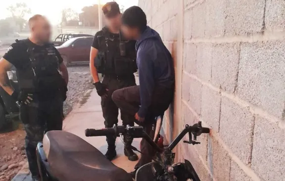 Trelew: menor detenido tras chocar una moto robada contra un paredón