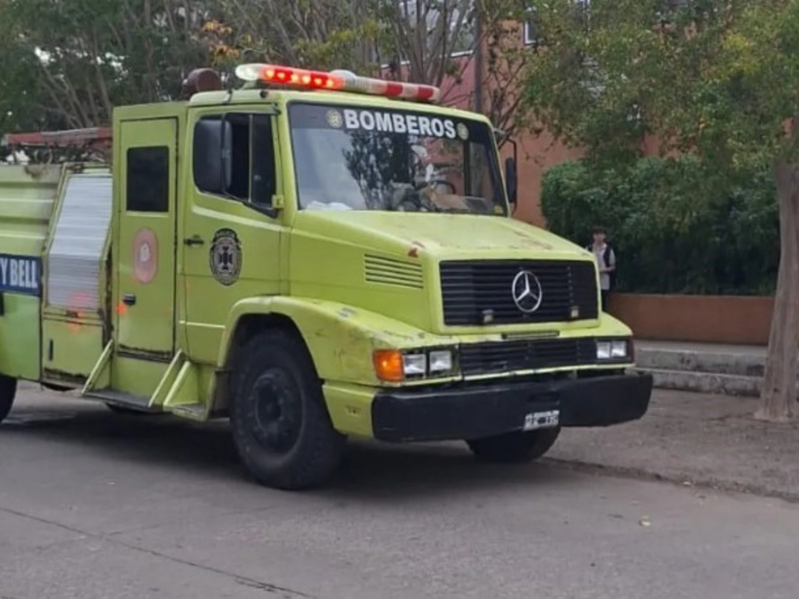 Un alumno mostraba un experimento, explotó una botella y debieron evacuar el colegio