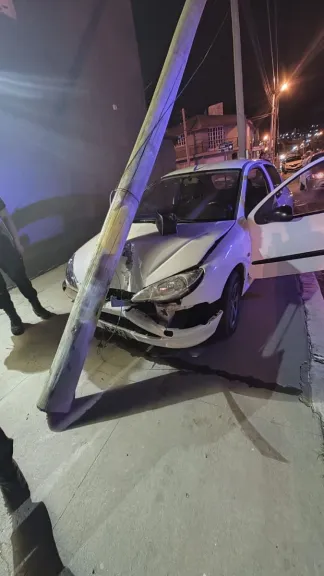 Un auto se estrelló contra un poste en el barrio San Cayetano