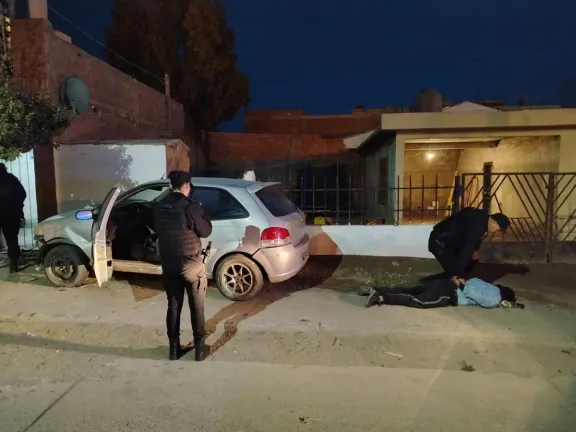 Un "biciladrón" quiso robar el estéreo de un auto en barrio San Cayetano