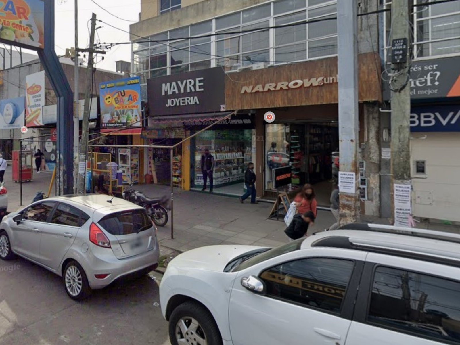 Un grupo de ladrones intentó robar una joyería en Laferrere, se tiroteó con un custodio e hirió a un jubilado