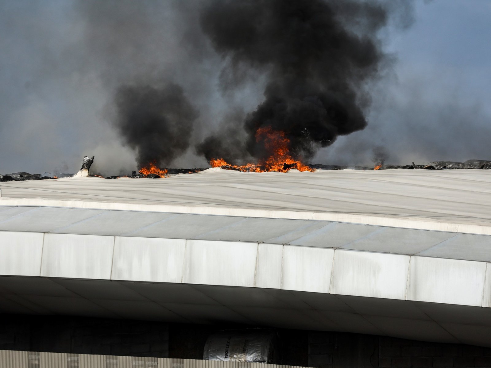 Un impactante incendio destruyó el techo del velódromo olímpico de Río de Janeiro