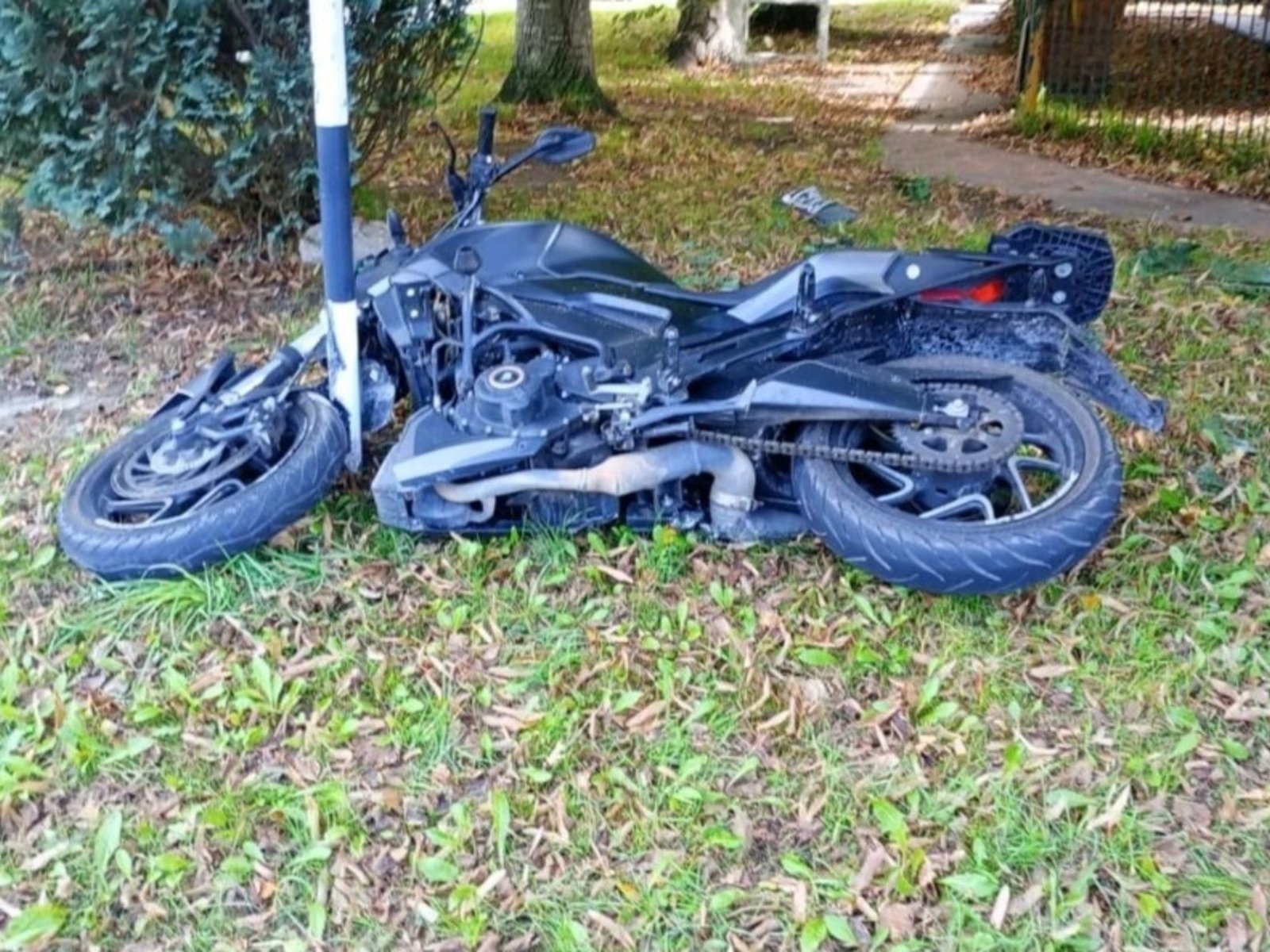 Un motochorro escapaba de un robo, lo chocó un jubilado borracho y terminó con la pierna amputada