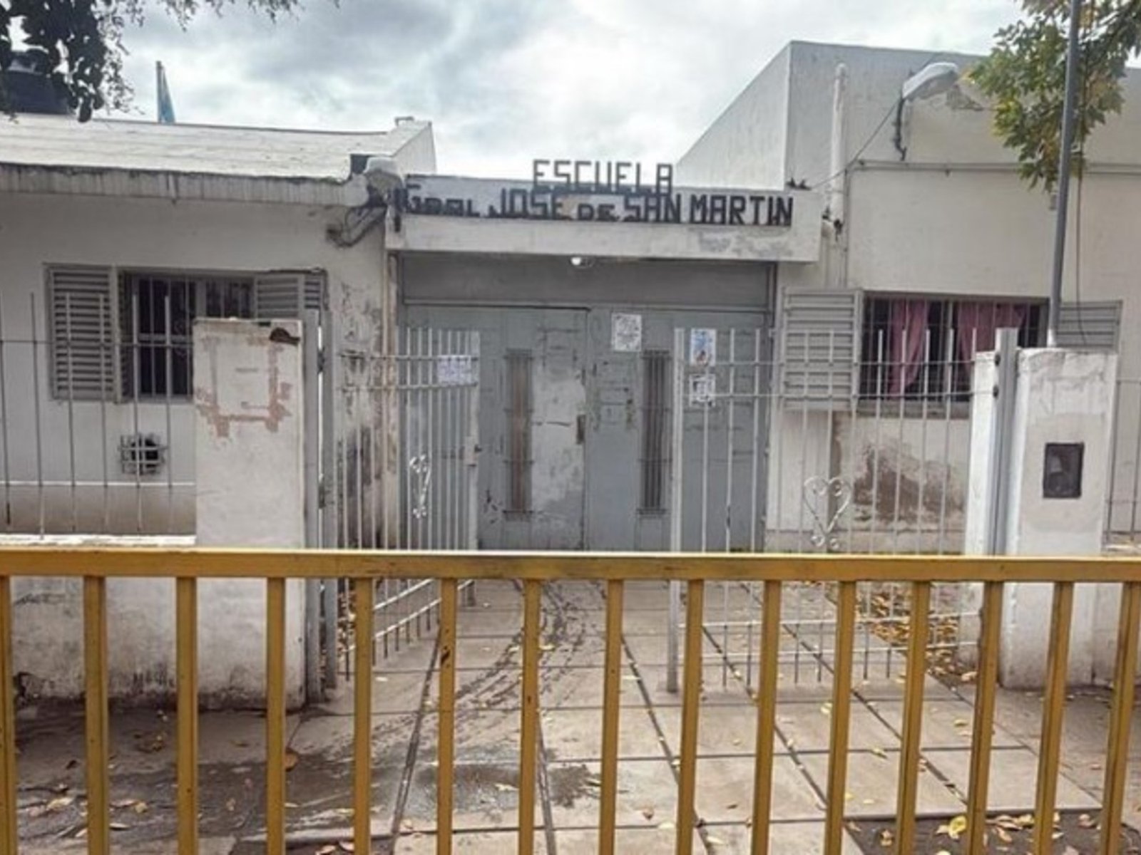 Un niño de 11 años murió tras desvanecerse mientras jugaba a la pelota en el patio de su escuela