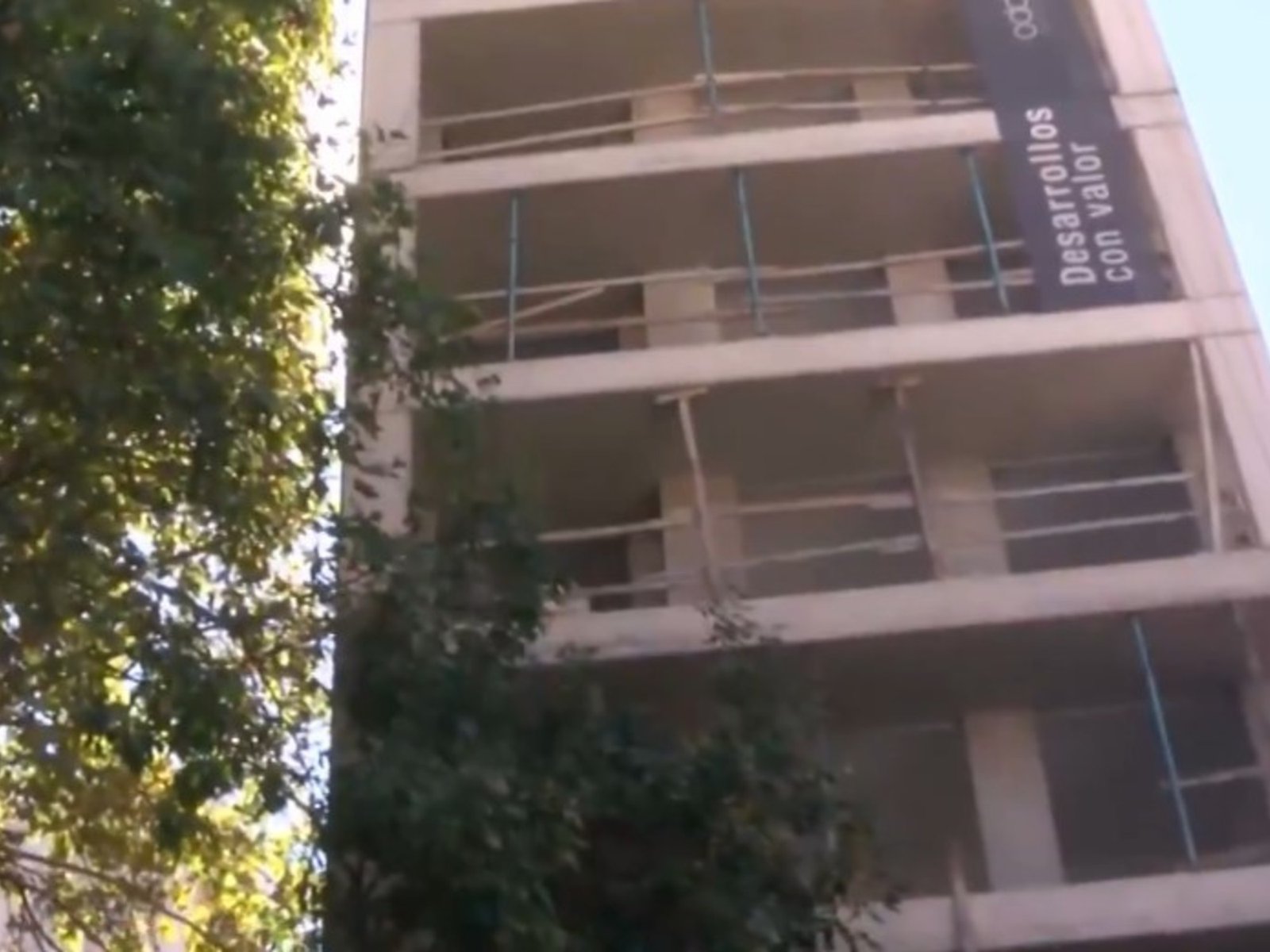 Un obrero cayó desde el tercer piso de una obra en construcción y sufrió graves heridas