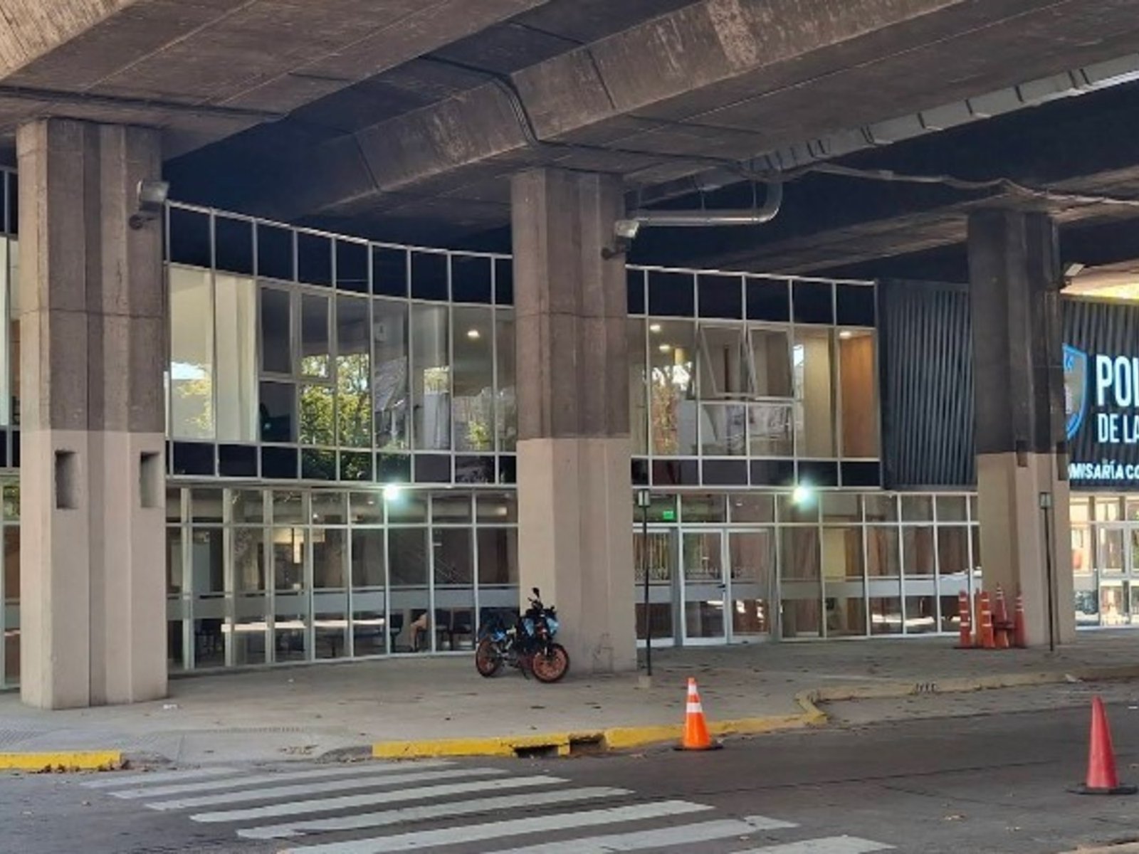 Un policía murió aplastado por un cartel que cayó de la autopista tras el choque de un camión fuera de control