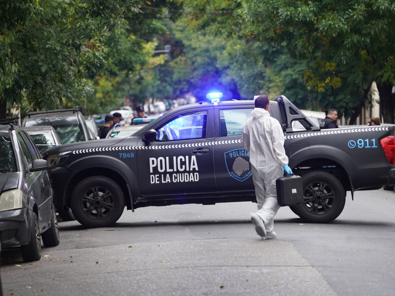 Una policía se sintió amenazada cuando compartía un viaje de aplicación en Almagro y abrió fuego: cuatro heridos