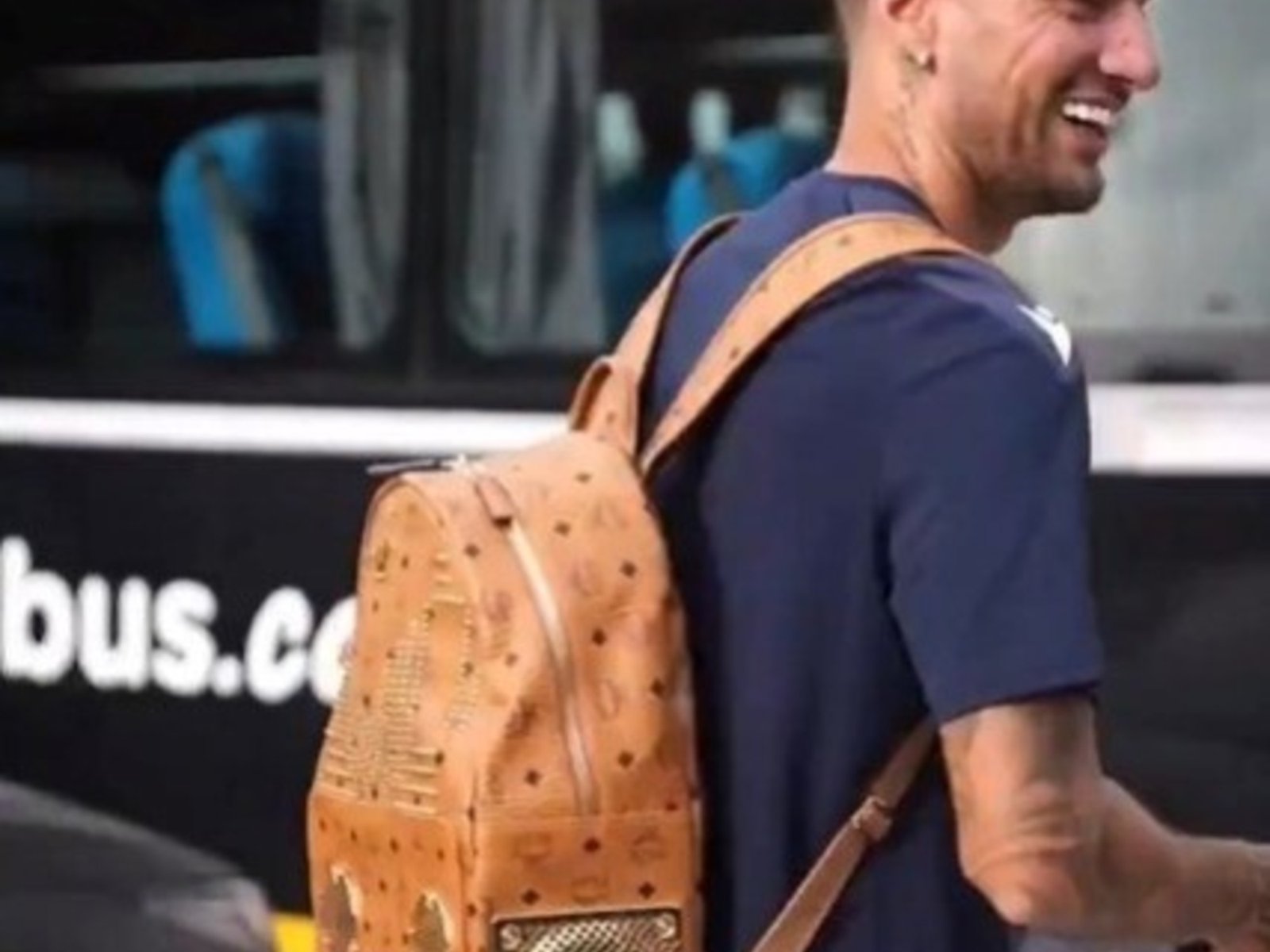 Video: el novedoso accesorio con el que viajó Mammana para enfrentar a Gimnasia de Mendoza :: Olé