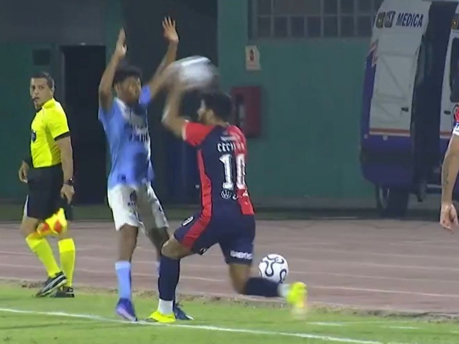 Video: insólita roja en Cerro Porteño por ¡tirarle un pelotazo en la cara a un rival! :: Olé