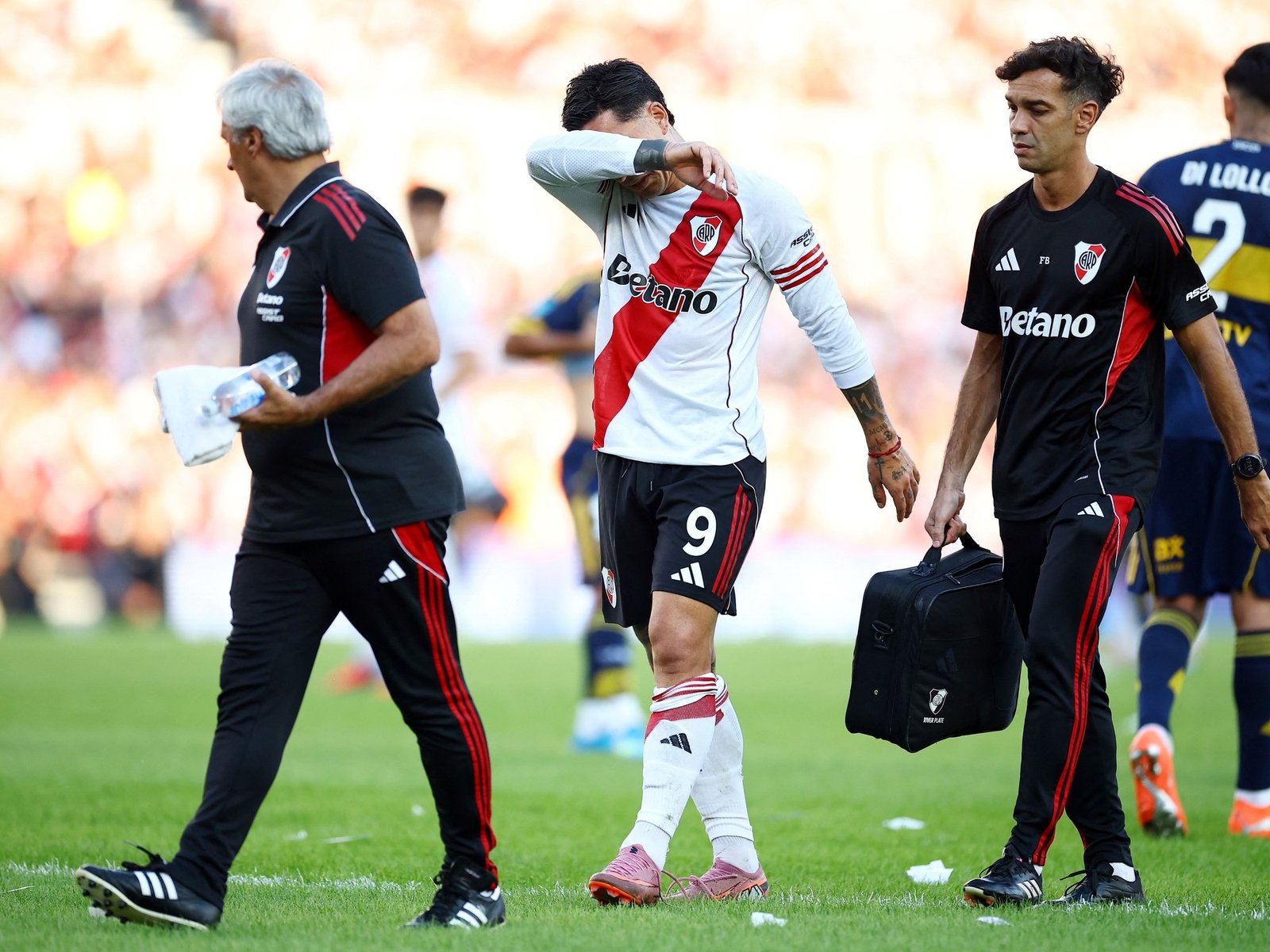 cuál es la lesión que sacó al goleador del Superclásico contra Boca