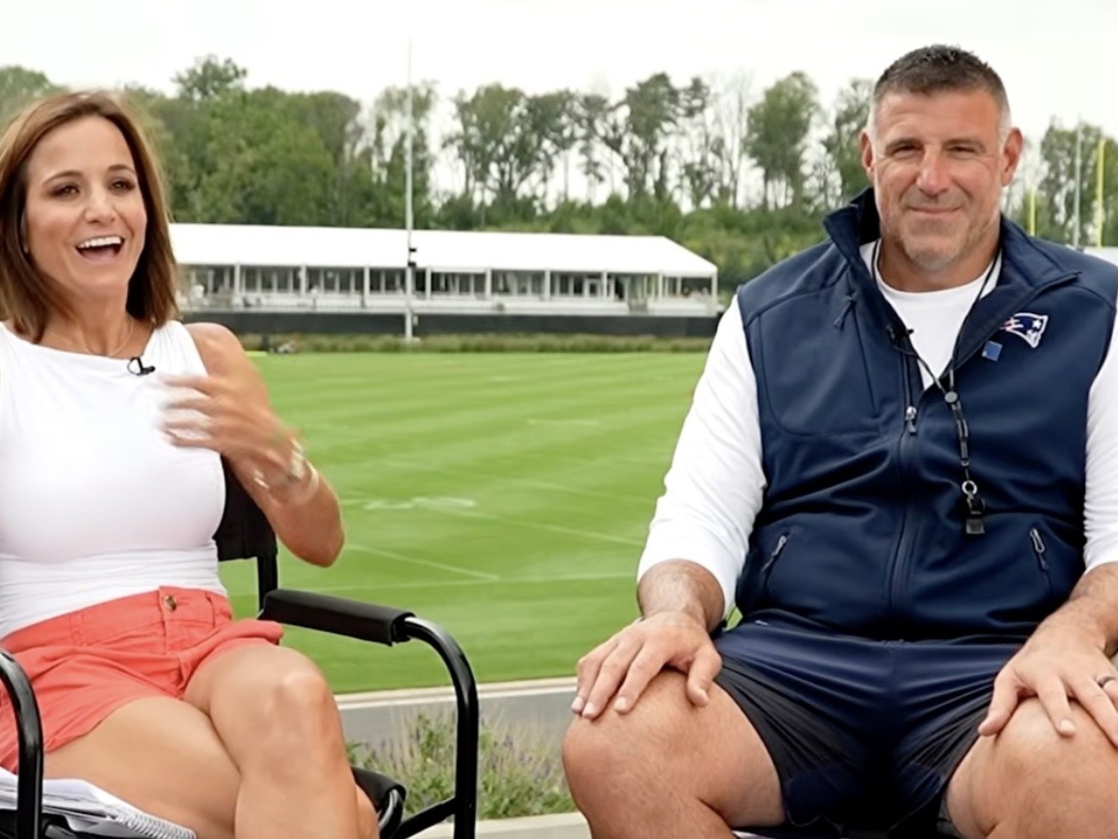 dan de baja al entrenador Mike Vrabel tras una serie de fotos con una periodista y versiones de infidelidad