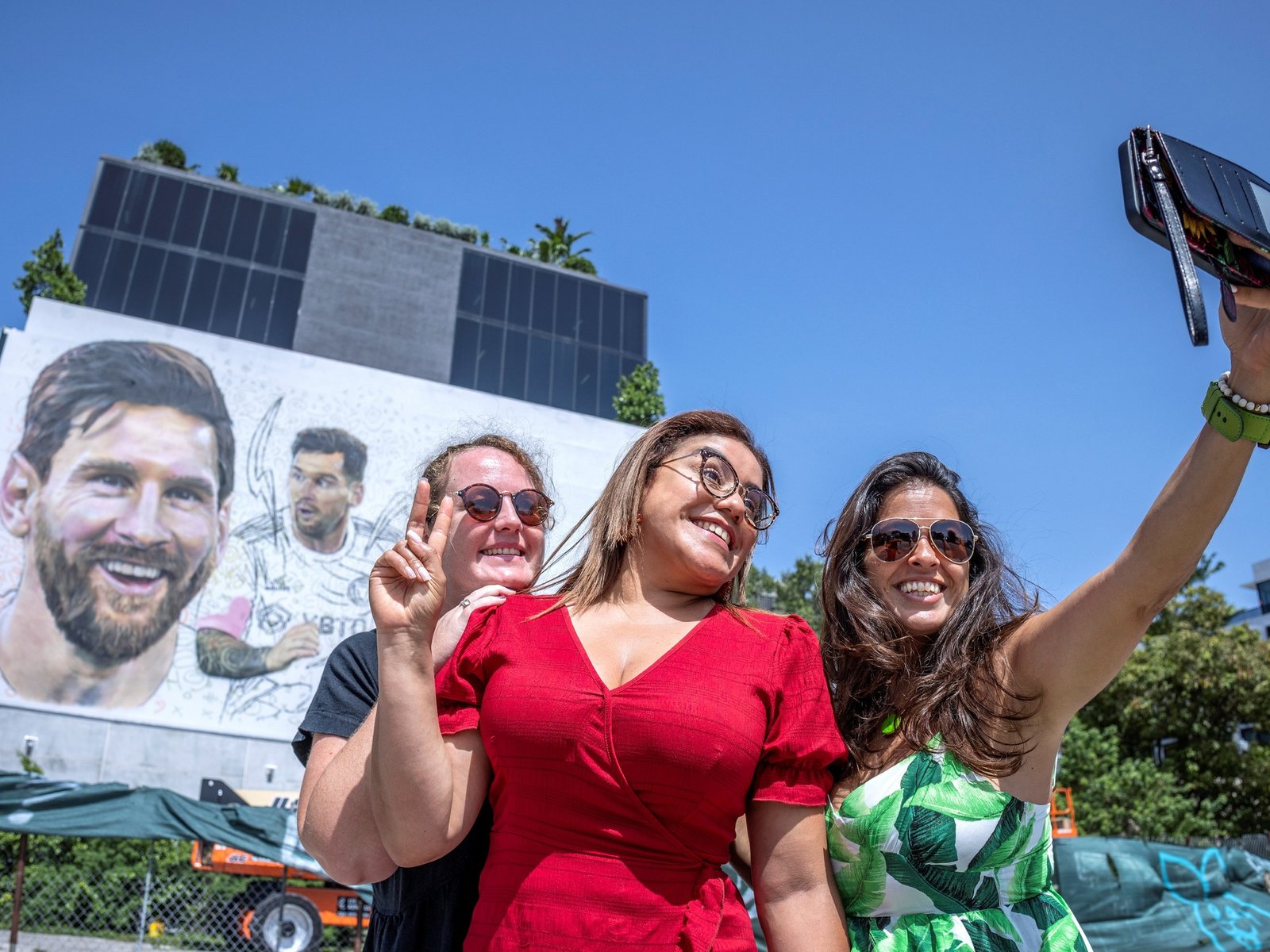 de la fiesta del orgullo a la ruta de Messi, así vive la ciudad a 50 días del comienzo del Mundial