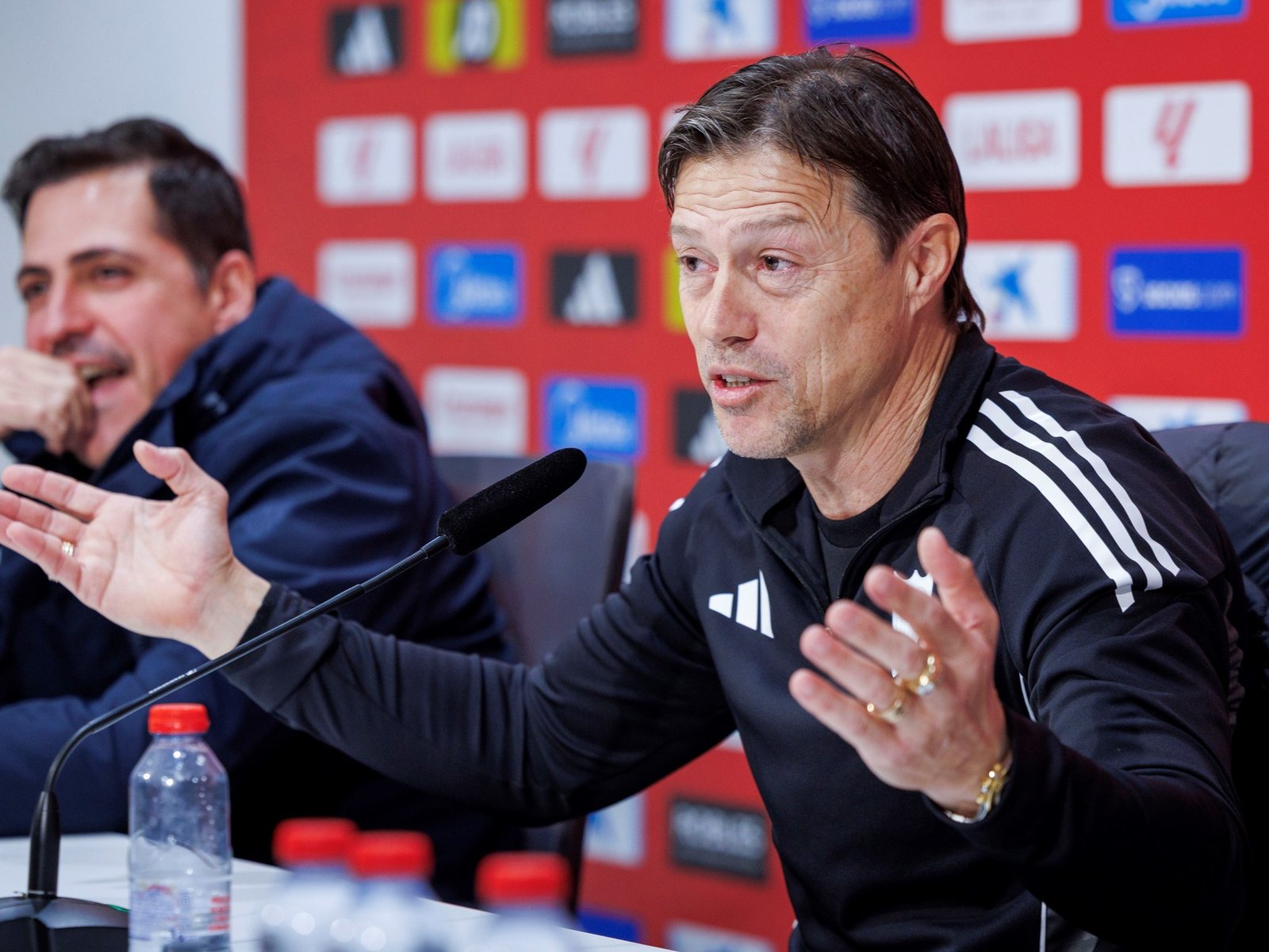 denuncia la “traición” y “doble cara” de la directiva