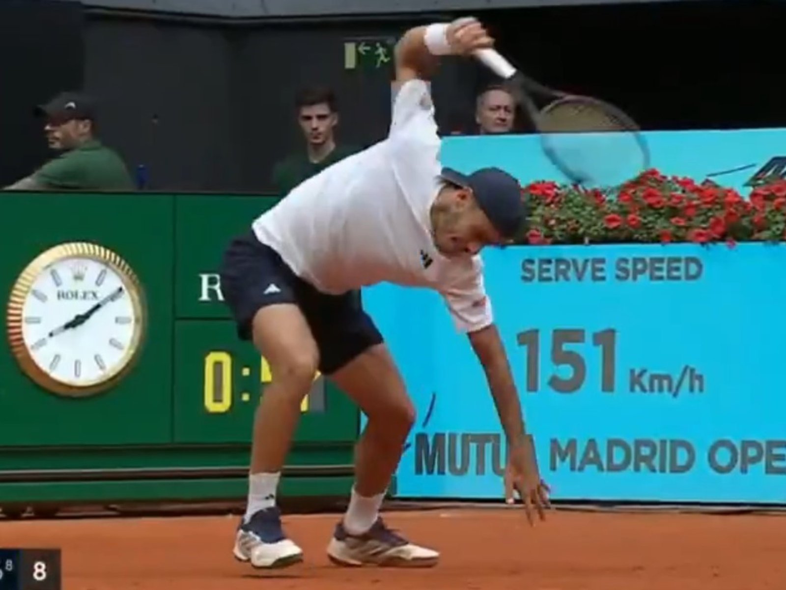 destrozó su raqueta contra el polvo de ladrillo